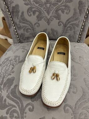 Stuart Weitzman Women’s White Leather Tassel Loafers